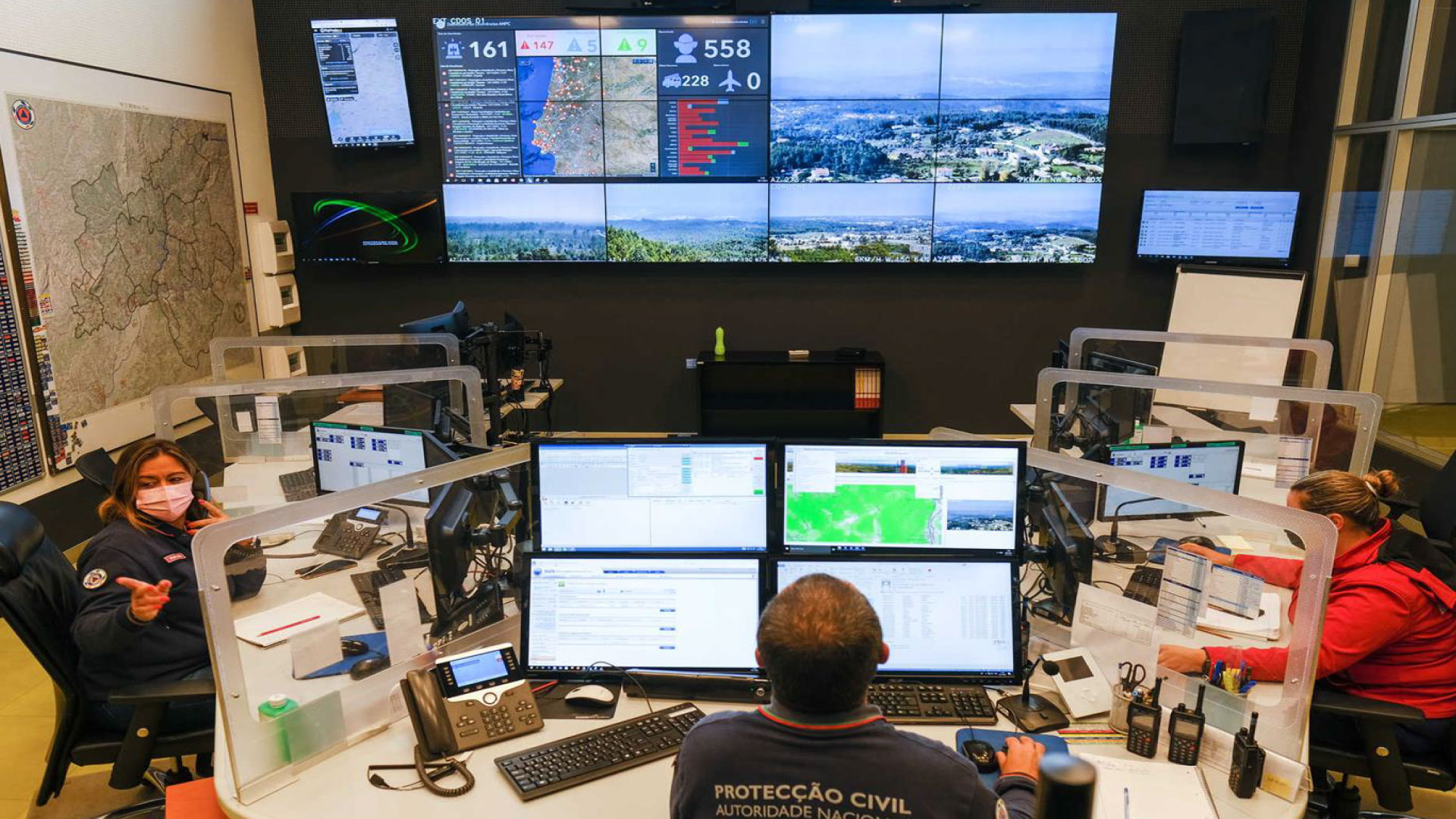 Centro de operações com profissionais e vários monitores de acompanhamento.