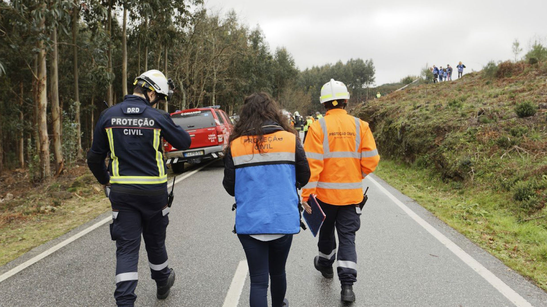 Operacionais de proteção civil a deslocarem-se numa estrada durante uma ocorrência.