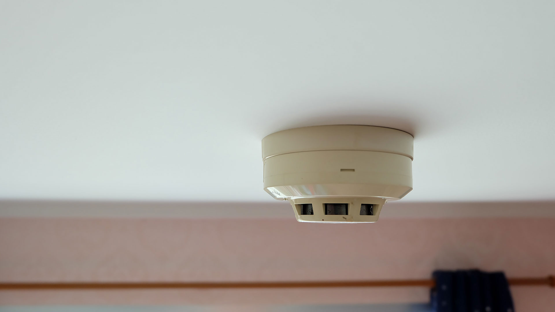Detetor instalado no teto de um espaço interior.