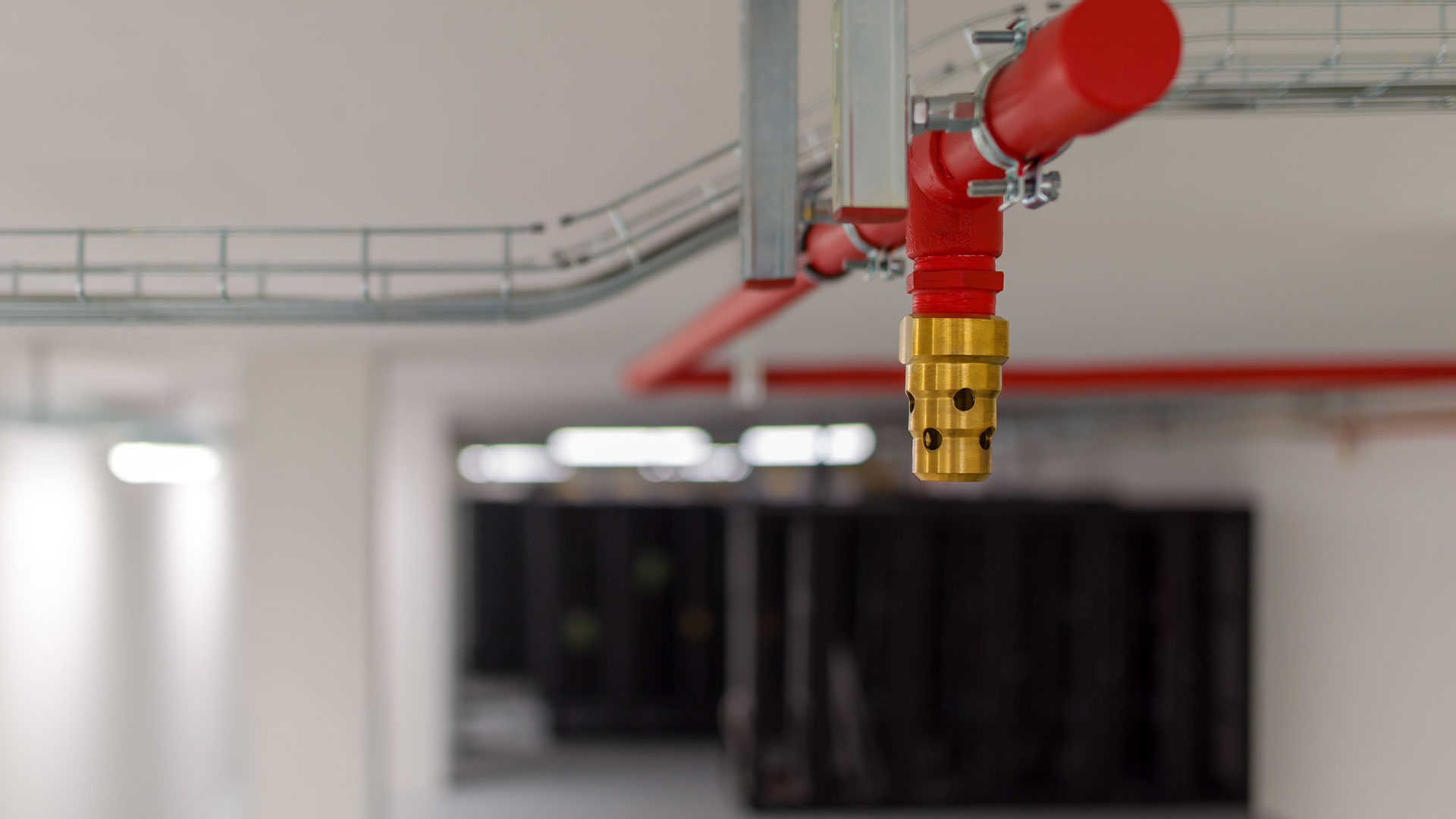 Sistema de extinção por água, com sprinkler instalado no teto.