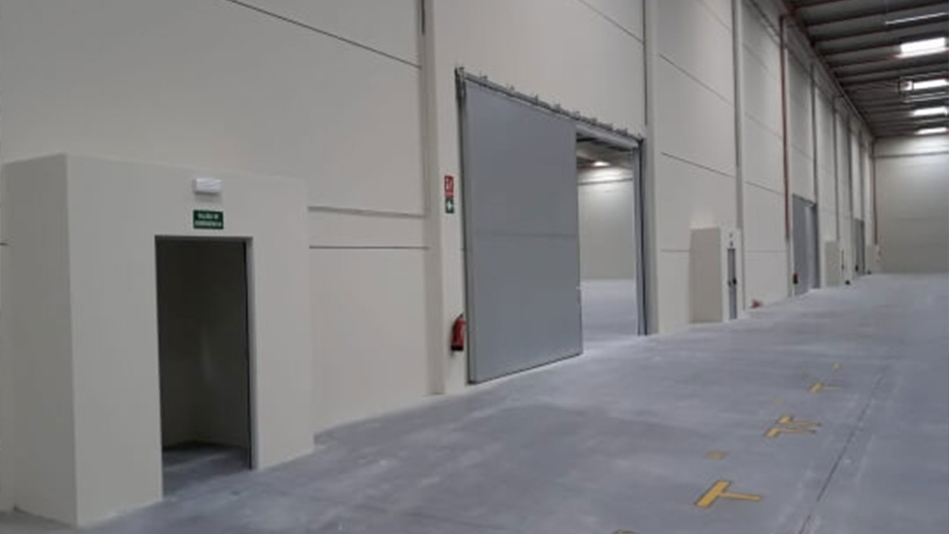 Portão de compartimentação instalado num edifício industrial.